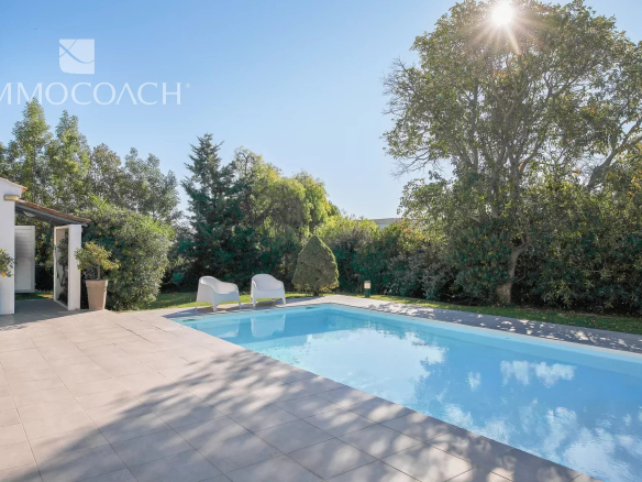 Villa de plain-pied avec piscine sur un terrain plat à Carqueiranne.