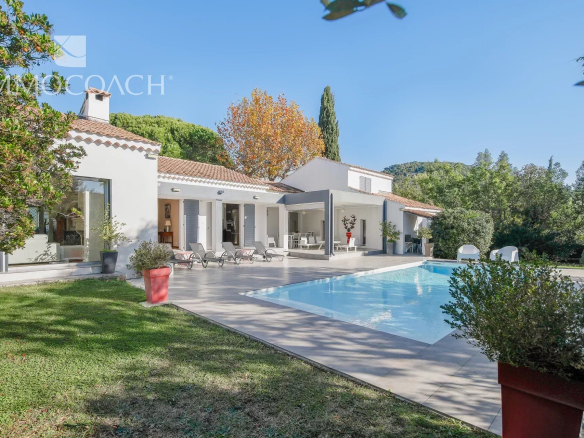 Villa de plain-pied avec piscine et jardin à Carqueiranne, France.