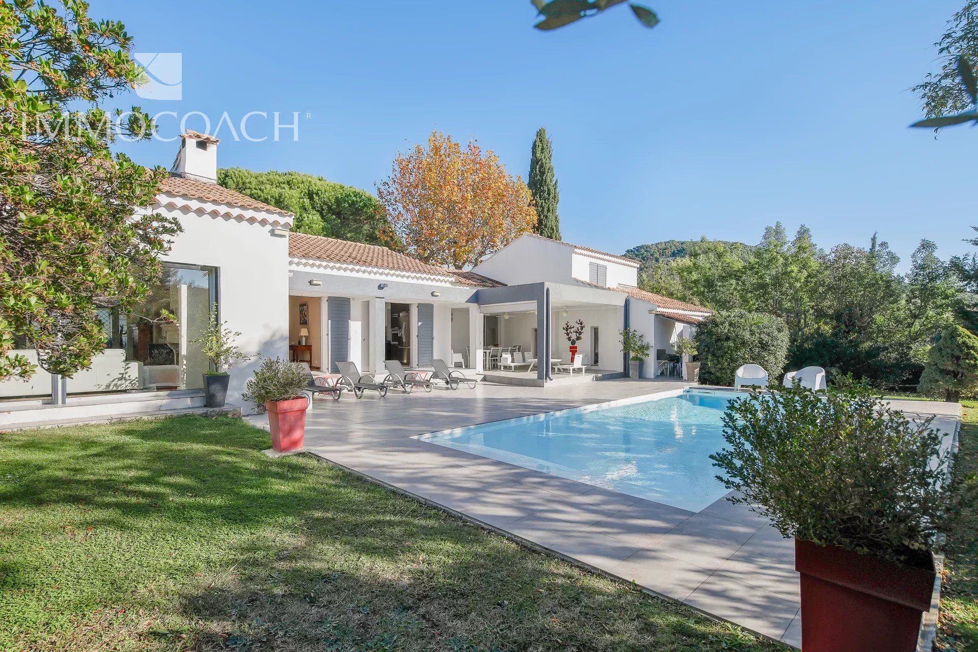 Villa à Carqueiranne avec piscine Villa de plain-pied avec piscine et jardin à Carqueiranne, France.