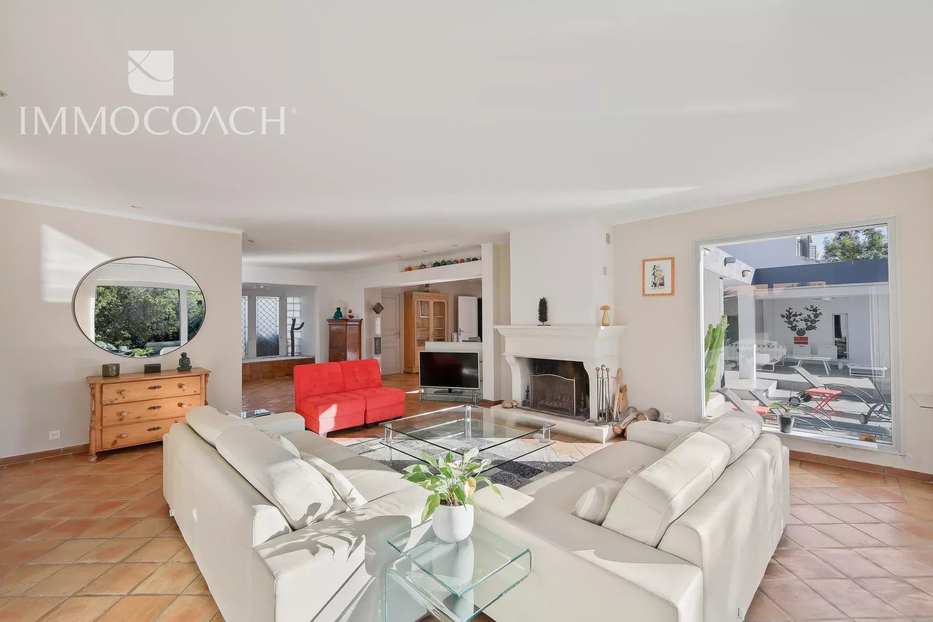 Intérieur d’une villa à Carqueiranne Intérieur d'une villa à Carqueiranne avec salon lumineux et cheminée.