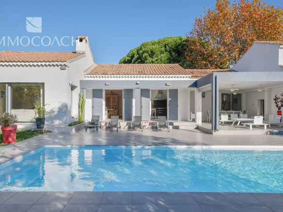 Villa de plain-pied avec piscine à Carqueiranne, jardin et terrasse couverte.
