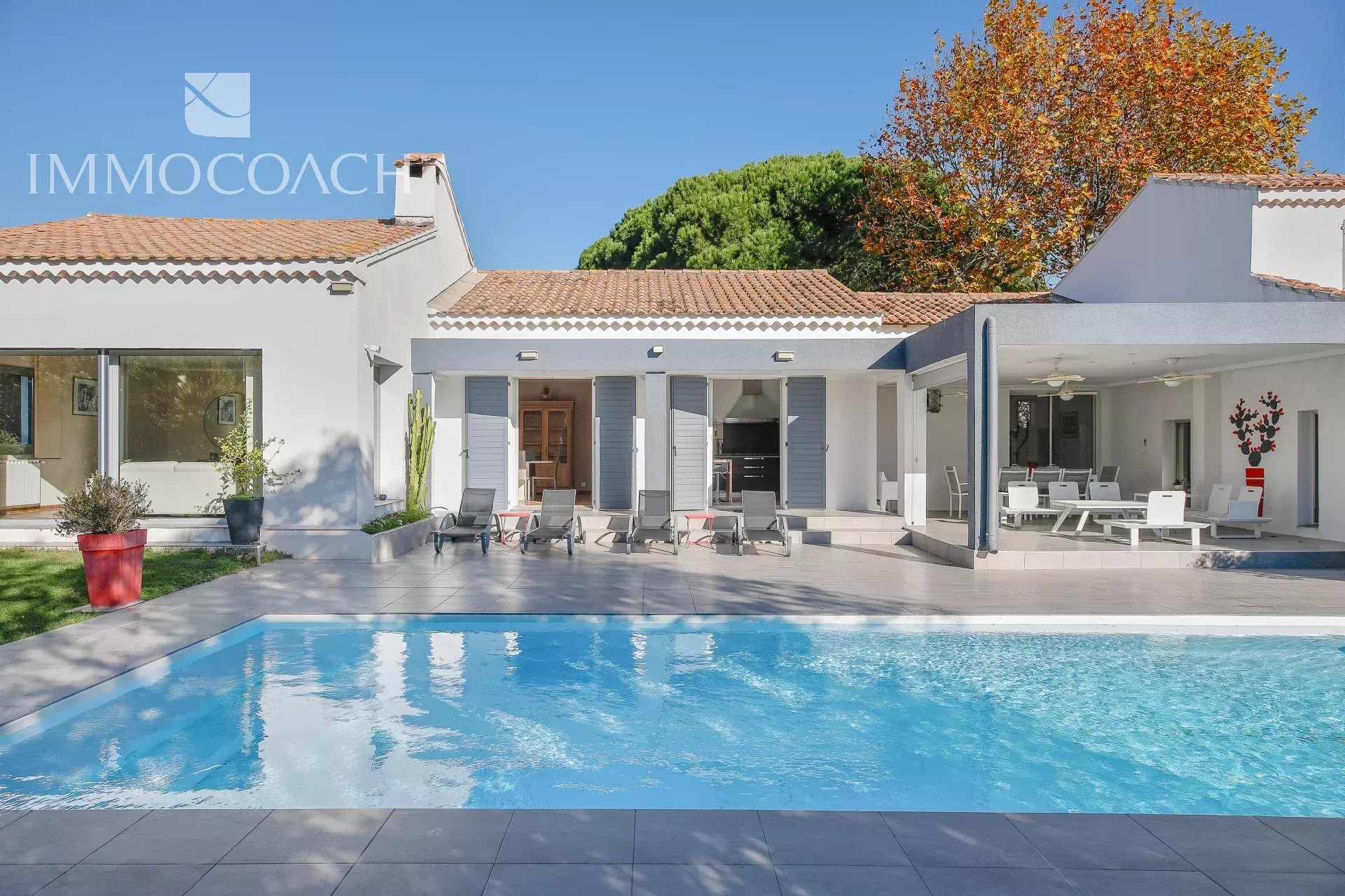 Villa à Carqueiranne Villa de plain-pied avec piscine à Carqueiranne, jardin et terrasse couverte.