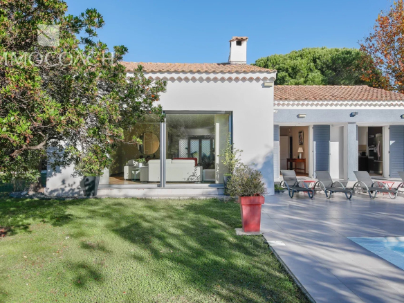 Villa de plain-pied avec piscine et jardin à Carqueiranne.