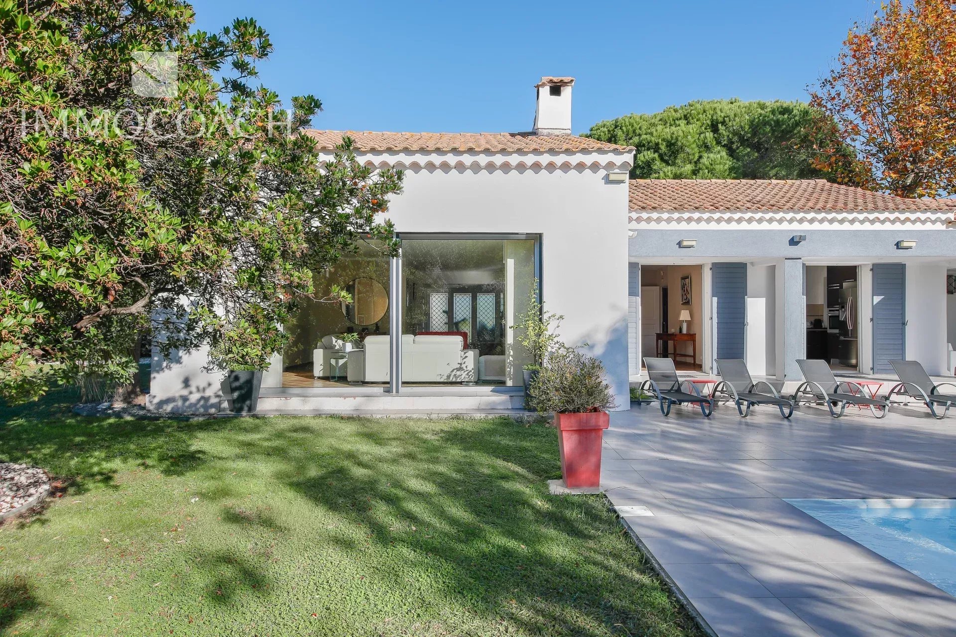 Villa à Carqueiranne Villa de plain-pied avec piscine et jardin à Carqueiranne.