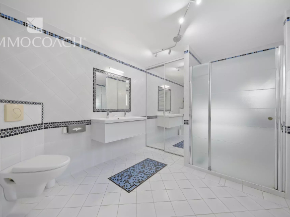 Salle de bain moderne avec douche, lavabo et toilettes dans une villa à Carqueiranne.
