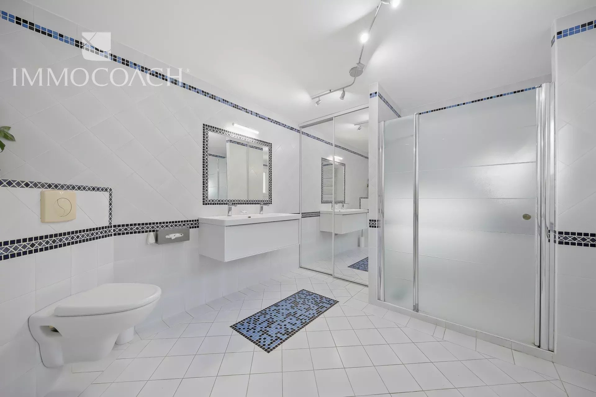 Salle de bain de la villa à Carqueiranne Salle de bain moderne avec douche, lavabo et toilettes dans une villa à Carqueiranne.