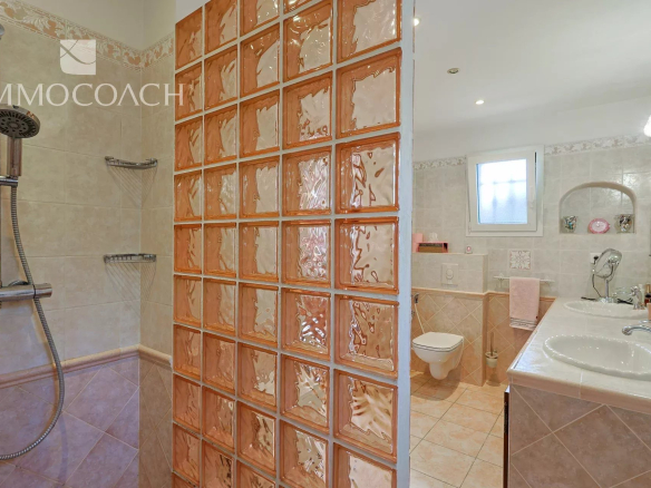 Salle de bain avec douche à l'italienne et double vasque dans une villa à La Londe-les-Maures.