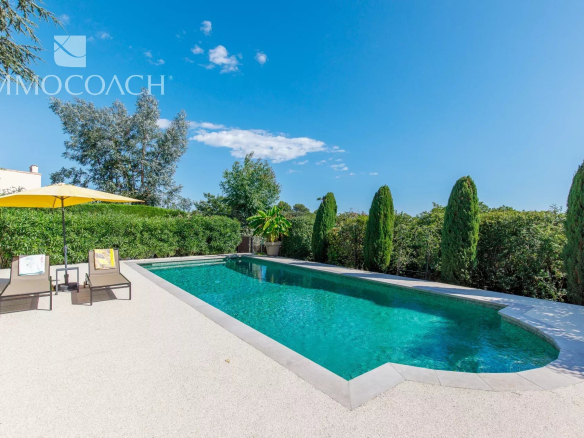 Magnifique vue mer pour cette villa proche de Cannes, limite MOUGINS