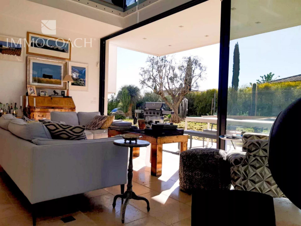 T6 contemporary villa with swimming pool and garage
