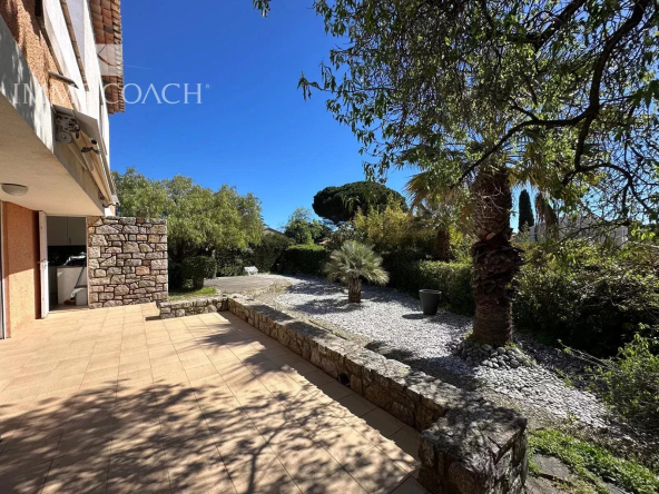 Villa near the sea and shops at the port of Carqueiranne