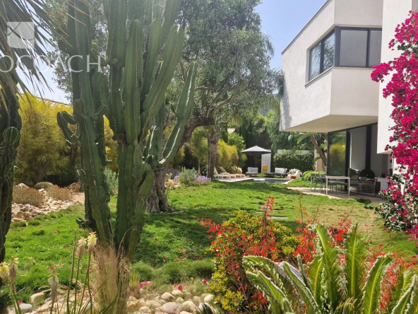 Hyères: contemporary villa with swimming pool and garage