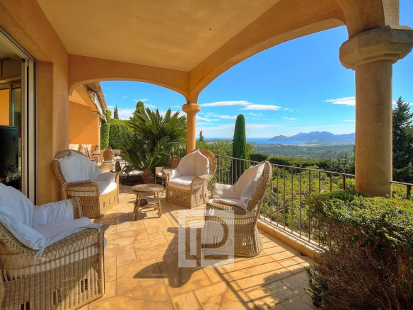 Mougins Village – Propriété de charme avec vue panoramique sur la mer jusqu’à l’arrière-pays
