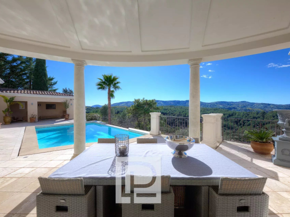 Villa with panoramic views of the hinterland