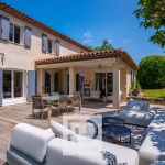 Superbes volumes pour cette villa provençale moderne au sein d’un domaine sécurisé