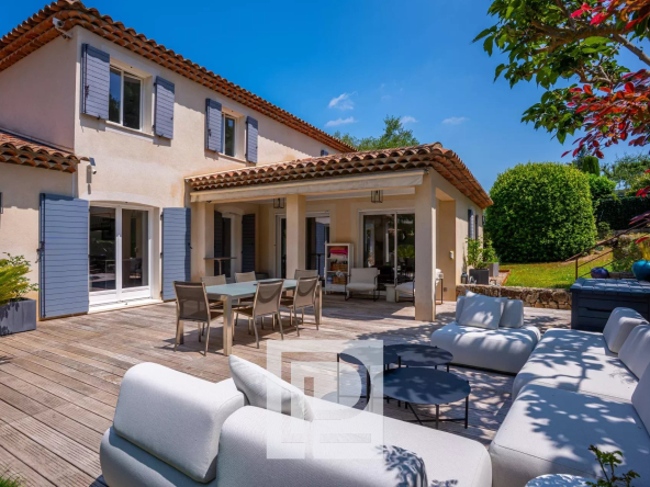 Superbes volumes pour cette villa provençale moderne au sein d’un domaine sécurisé