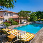 Superbes volumes pour cette villa provençale moderne au sein d’un domaine sécurisé