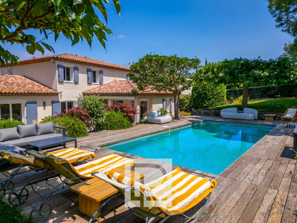 Superbes volumes pour cette villa provençale moderne au sein d’un domaine sécurisé