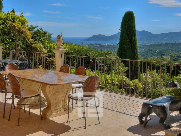 Mougins Village – Propriété de charme avec vue panoramique sur la mer jusqu’à l’arrière-pays