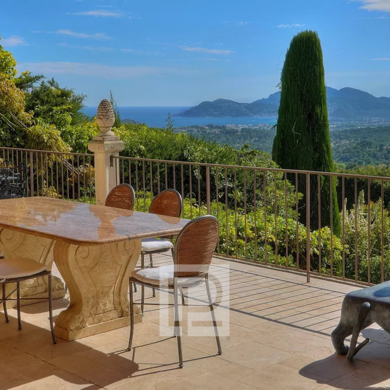 Villa à rénover avec vue panoramique mer, village et collines dans secteur très recherché  au calme absolu