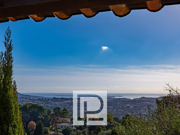 Villa à rénover avec vue panoramique mer, village et collines dans secteur très recherché  au calme absolu