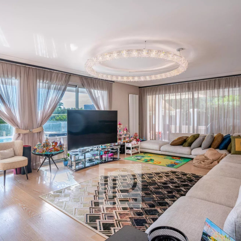 Villa à rénover avec vue panoramique mer, village et collines dans secteur très recherché  au calme absolu