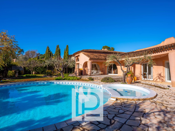 Superbe villa de plain-pied d’inspiration Jacques Couëlle à Mougins