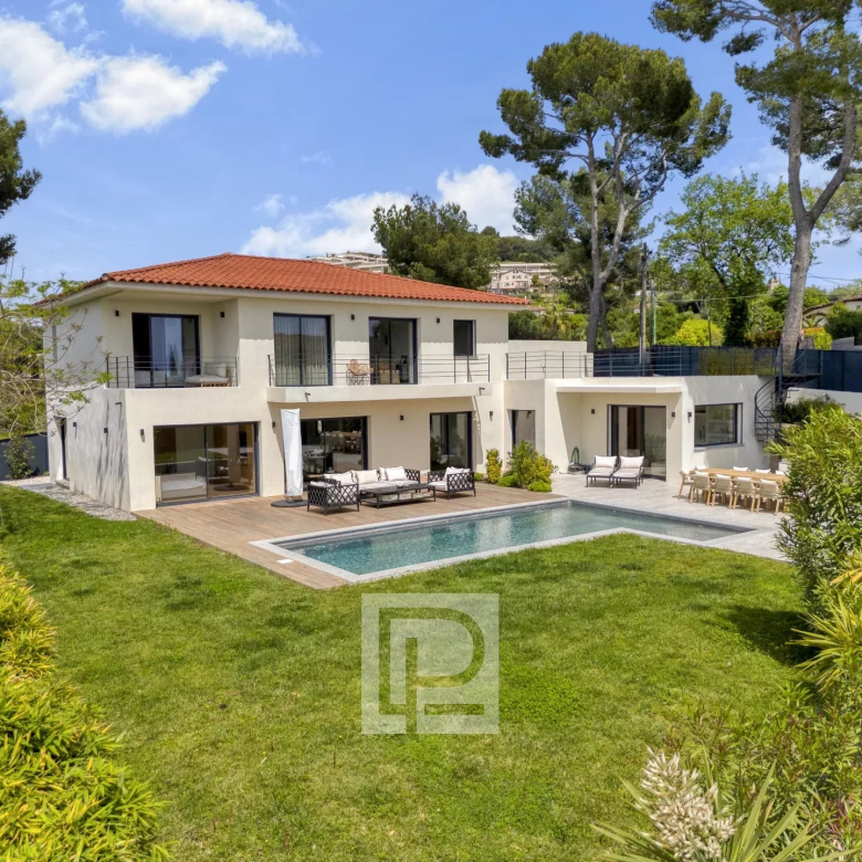 Superbe villa de plain-pied d’inspiration Jacques Couëlle à Mougins