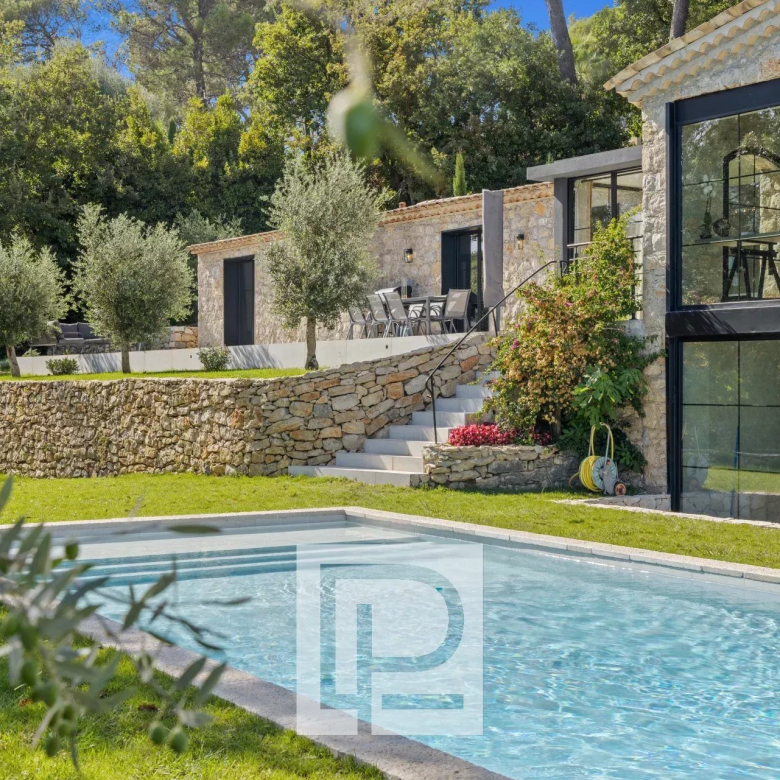 Mas en pierre entièrement rénové aux portes de Mougins – Calme absolu & art de vivre provençal sur terrain avec potentiel