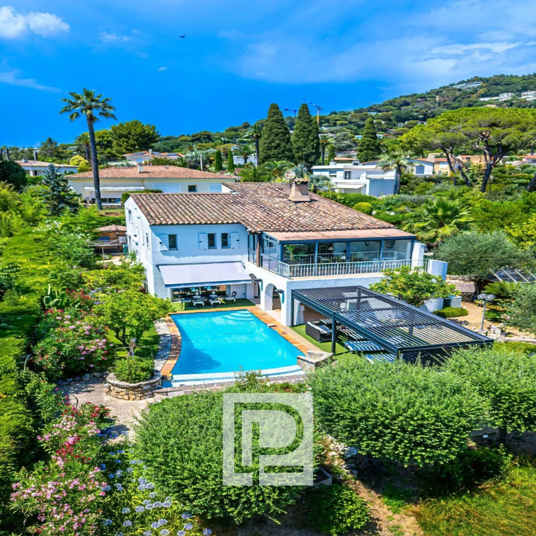 MOUGINS – Villa contemporaine avec vue Panoramique