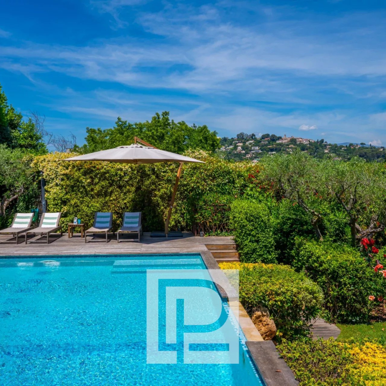 MOUGINS – Villa contemporaine avec vue Panoramique