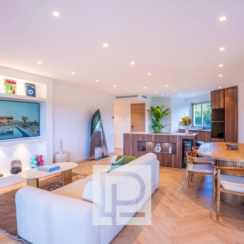 Vous hésitez entre un appartement et une villa ? Cette maison combine le meilleur des deux mondes !