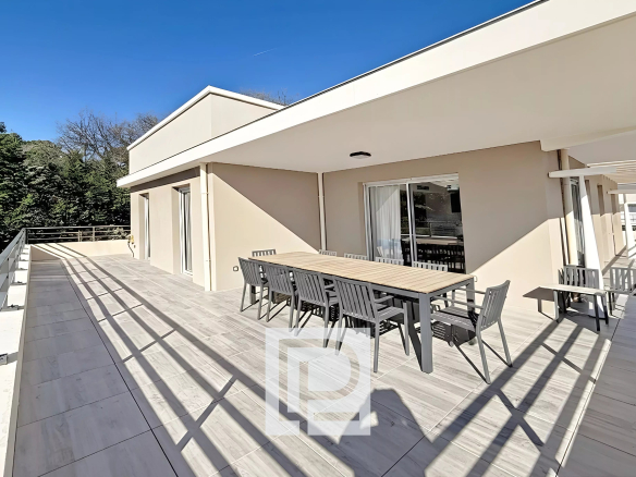 Appartement villa/toit – Au sein d’une résidence neuve au coeur de Mougins – Vue village de Mougins et collines avoisinantes