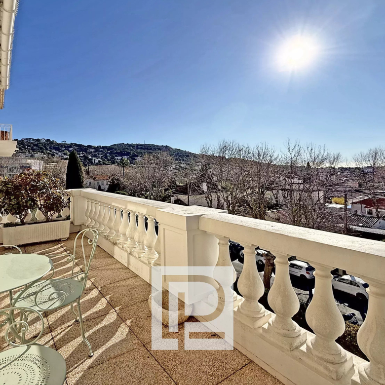 Appartement villa/toit – Au sein d’une résidence neuve au coeur de Mougins – Vue village de Mougins et collines avoisinantes