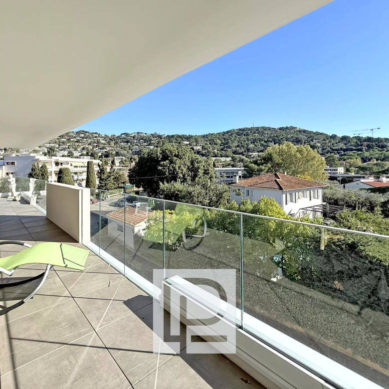 Quartier Mairie/Tivoli – Dernier étage d’angle  – Dans une résidence de renom et standing – A pied des commerces