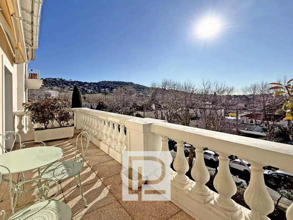 Quartier Mairie/Tivoli – Dernier étage d’angle  – Dans une résidence de renom et standing – A pied des commerces