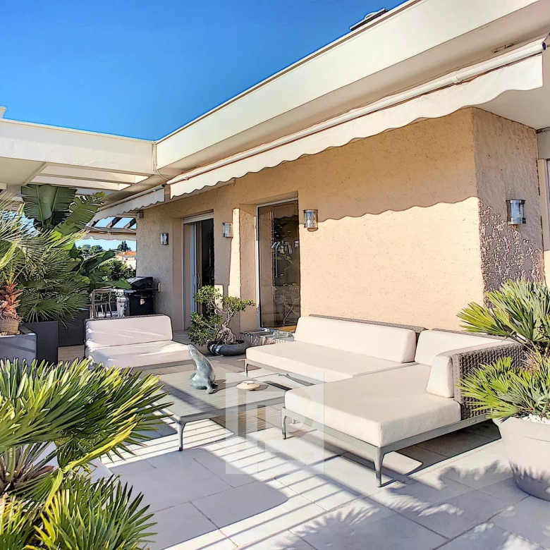 En lisière de Cannes – Rooftop offrant confort et volumes