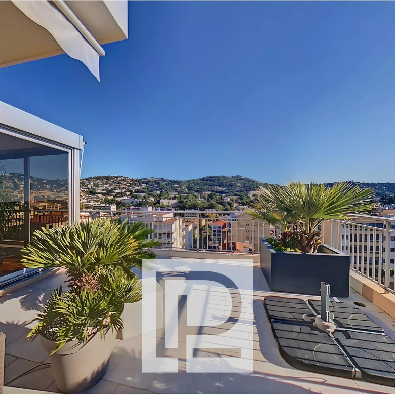 En lisière de Cannes – Villa/Toit offrant confort et volumes