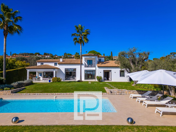 Superbe villa contemporaine avec vue mer et village au cœur du secteur le plus recherché de Mougins