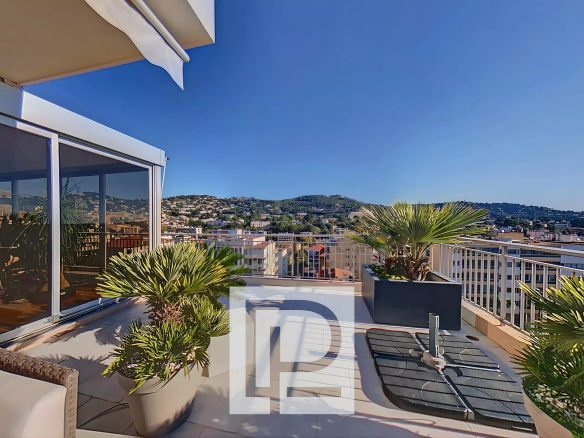 En lisière de Cannes – Rooftop offrant confort et volumes
