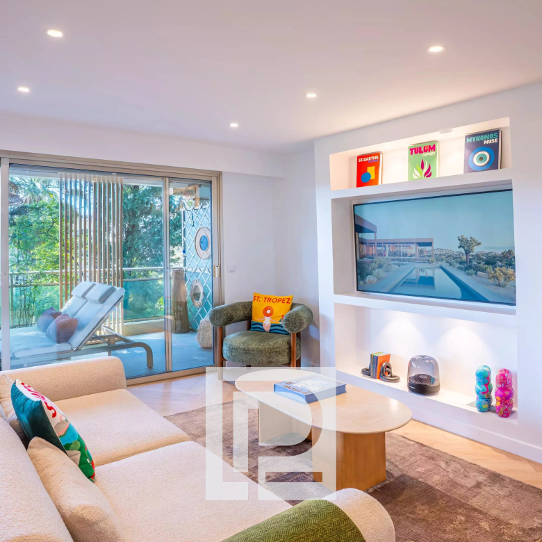 Penthouse sensation – Elegant contemporary villa – Unobstructed views of the Estérel mountains and greenery