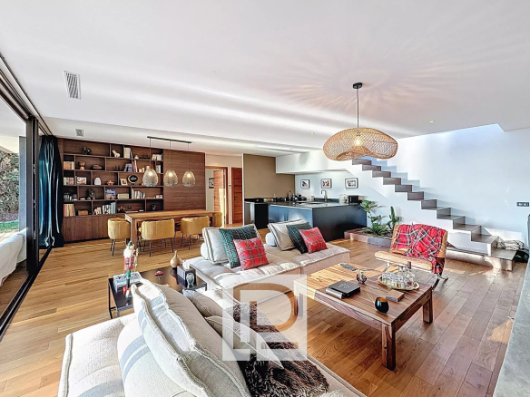 Are you hesitating between an apartment and a villa? This house combines the best of both worlds!