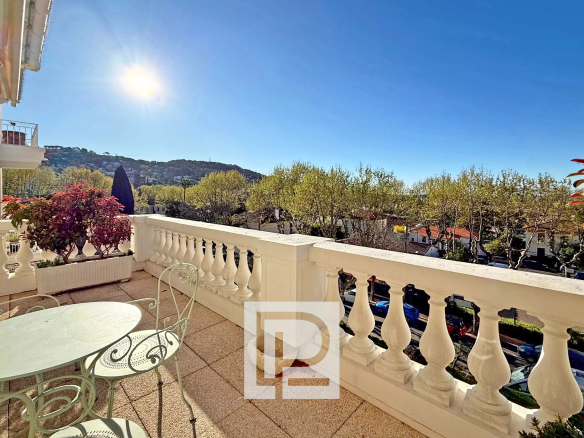 Quartier Mairie/Tivoli – Dernier étage d’angle  – Dans une résidence de renom et standing – A pied des commerces