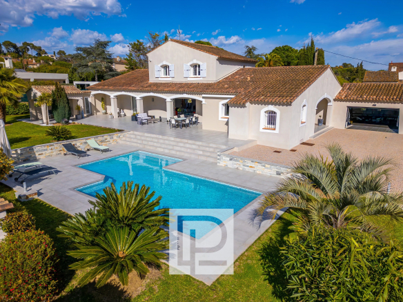 Élégante villa néo-provençale au cœur de Mougins avec vue sur le vieux village