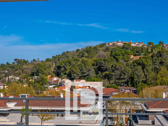 Appartement villa/toit – Au sein d’une résidence neuve au coeur de Mougins – Vue village de Mougins et collines avoisinantes