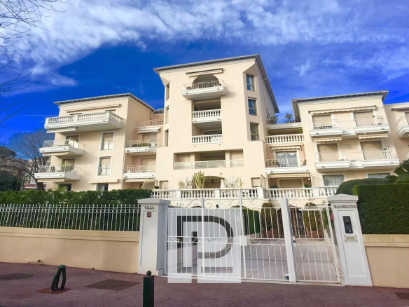 Quartier Mairie/Tivoli – Dernier étage d’angle  – Dans une résidence de renom et standing – A pied des commerces