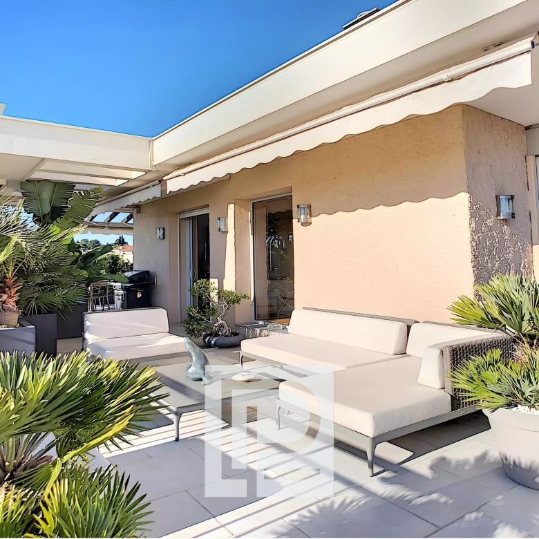 English Quarter – 900m from the city centre – Fully renovated apartment