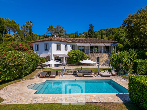 Villa familiale récente au calme absolu dans domaine privé avec piscine et tennis