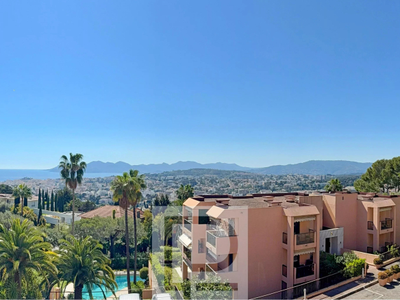 Victoria district – Penultimate floor – Beautiful sea and Esterel mountain views
