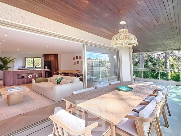 Montrose district – Penultimate floor – High-end renovation