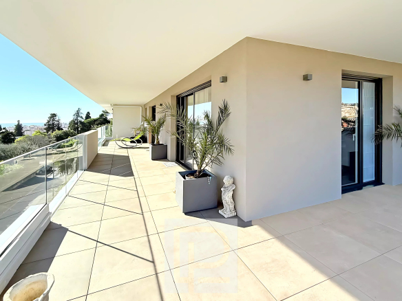 Top floor with panoramic views in a luxury residence